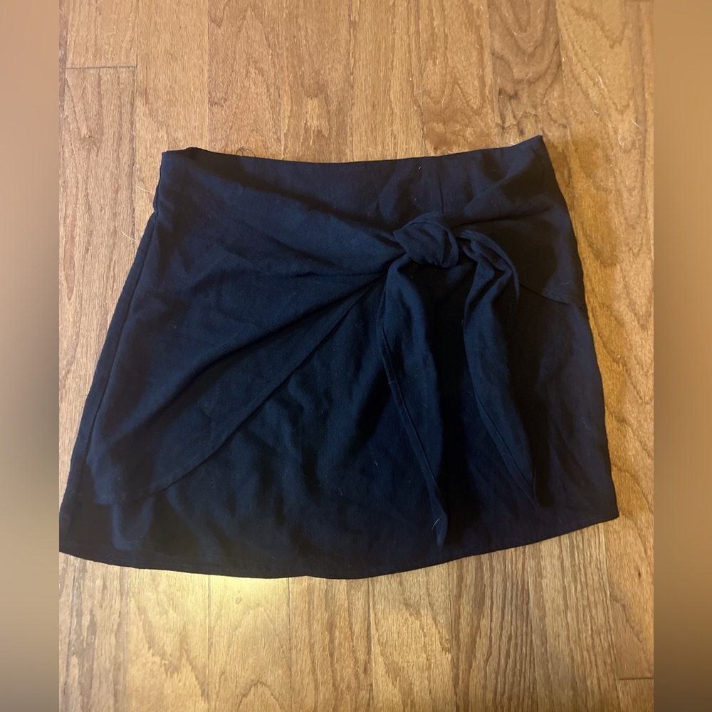 Front tie black skirt